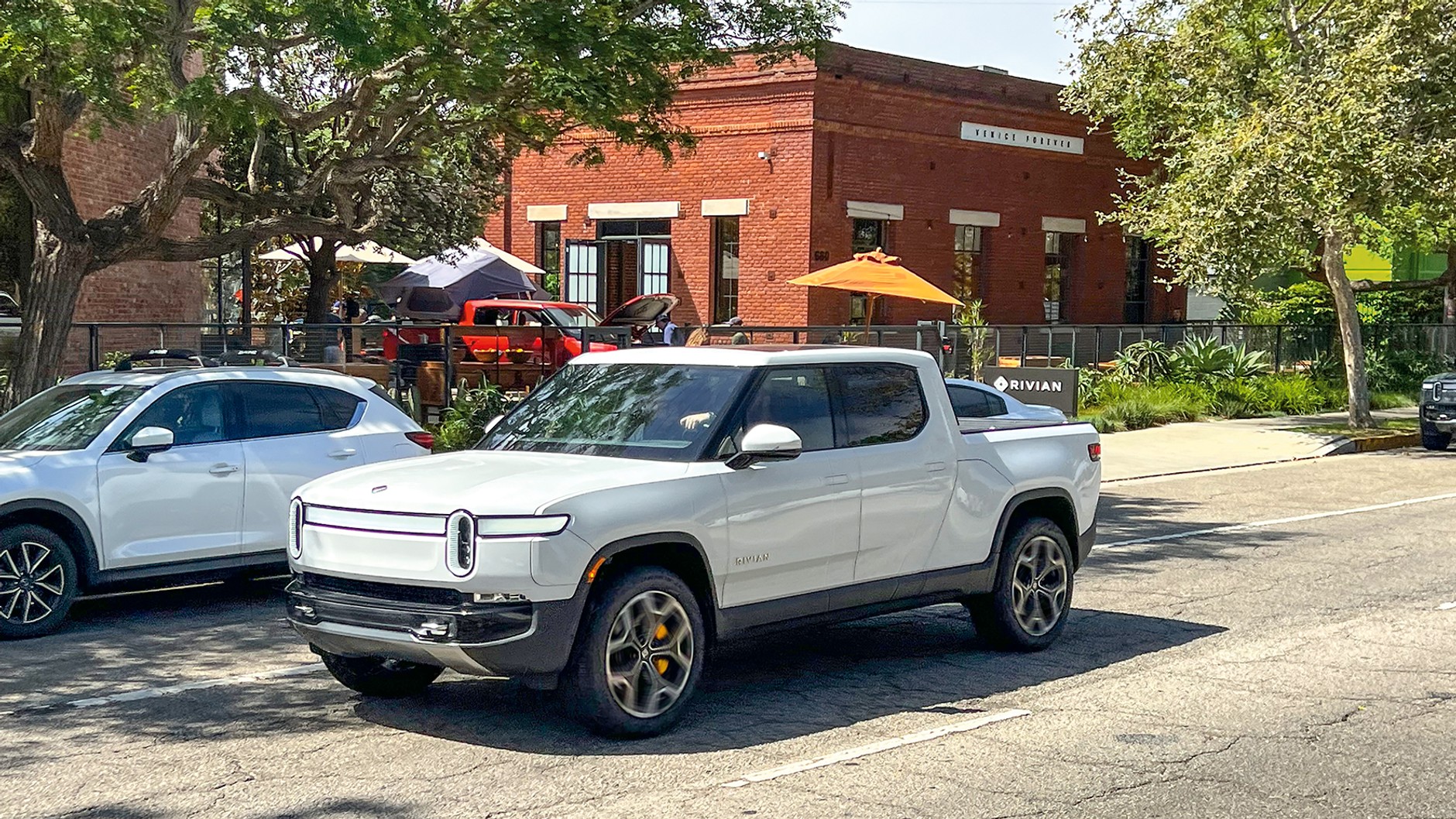 Przednie światła w kształcie litery O sprawiają, że Rivian jest łatwo rozpoznawalny. Przyspieszenie jest genialne!