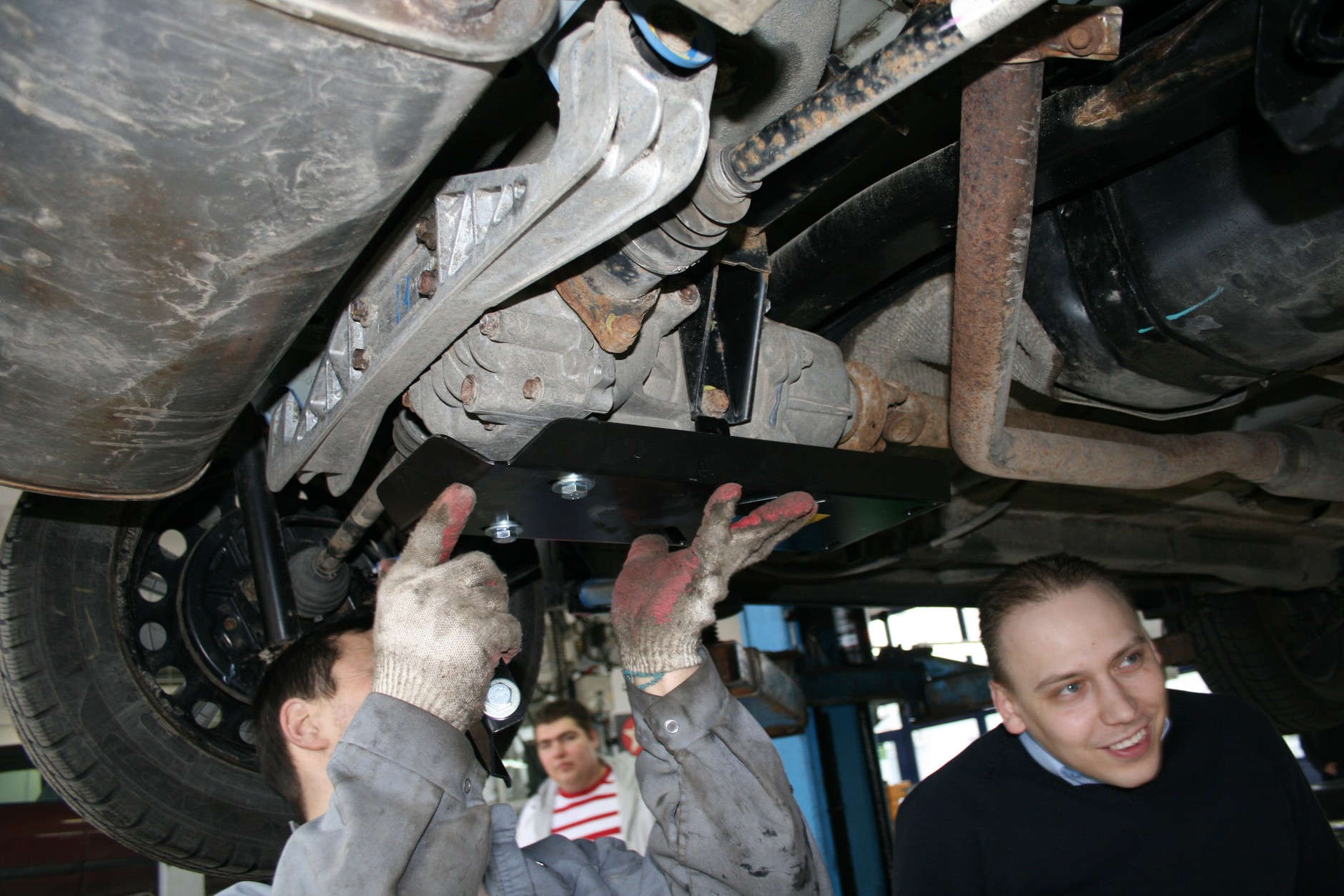 Montaż osłony podwozia – krok 1: przymiarka