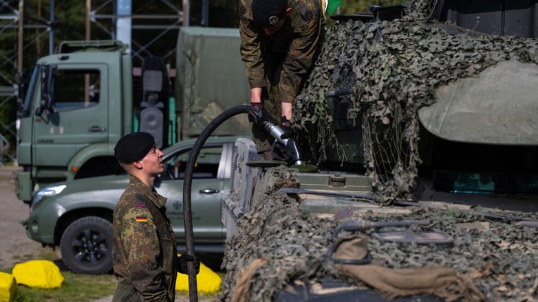 Niemcy chcą budować minirafinerie w bazach wojskowych. Chodzi o ich Leopardy