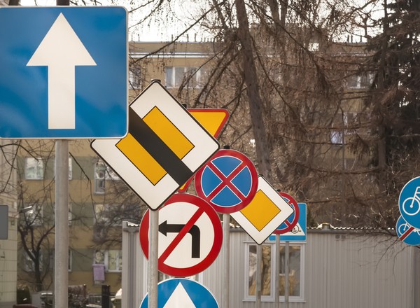 Prosty quiz ze znaków drogowych. Każdy kierowca powinien mieć 10/10. Wpadka za wpadką