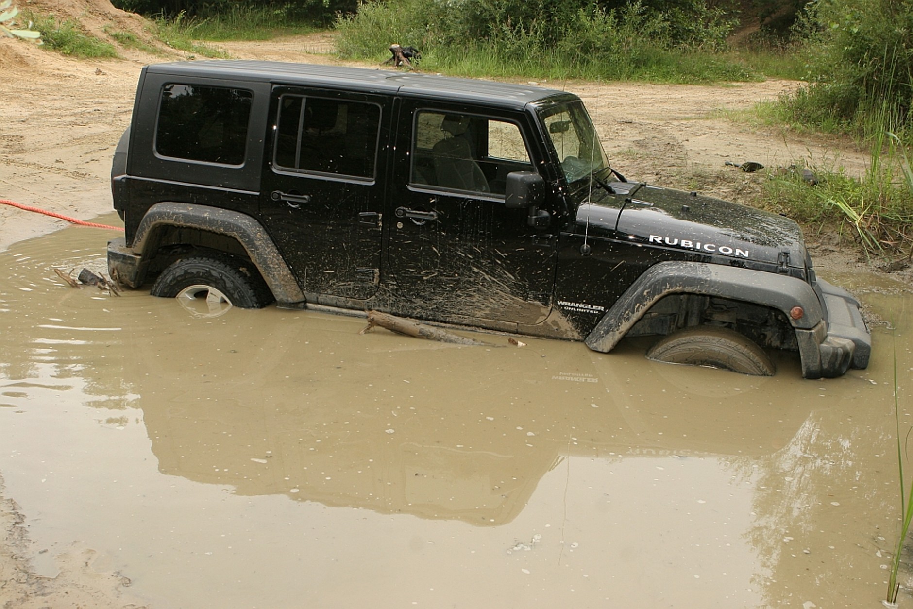Samochód to nie amfibia! Radzimy: Co zrobić z zalanym autem?