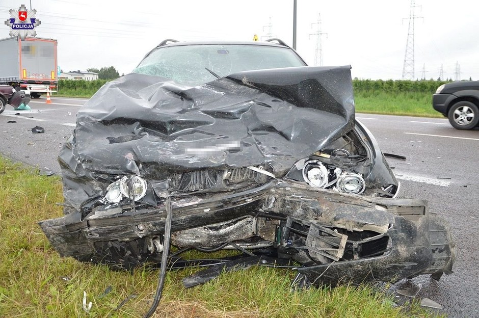 Po zderzeniu Audi rozpadło się na dwie części