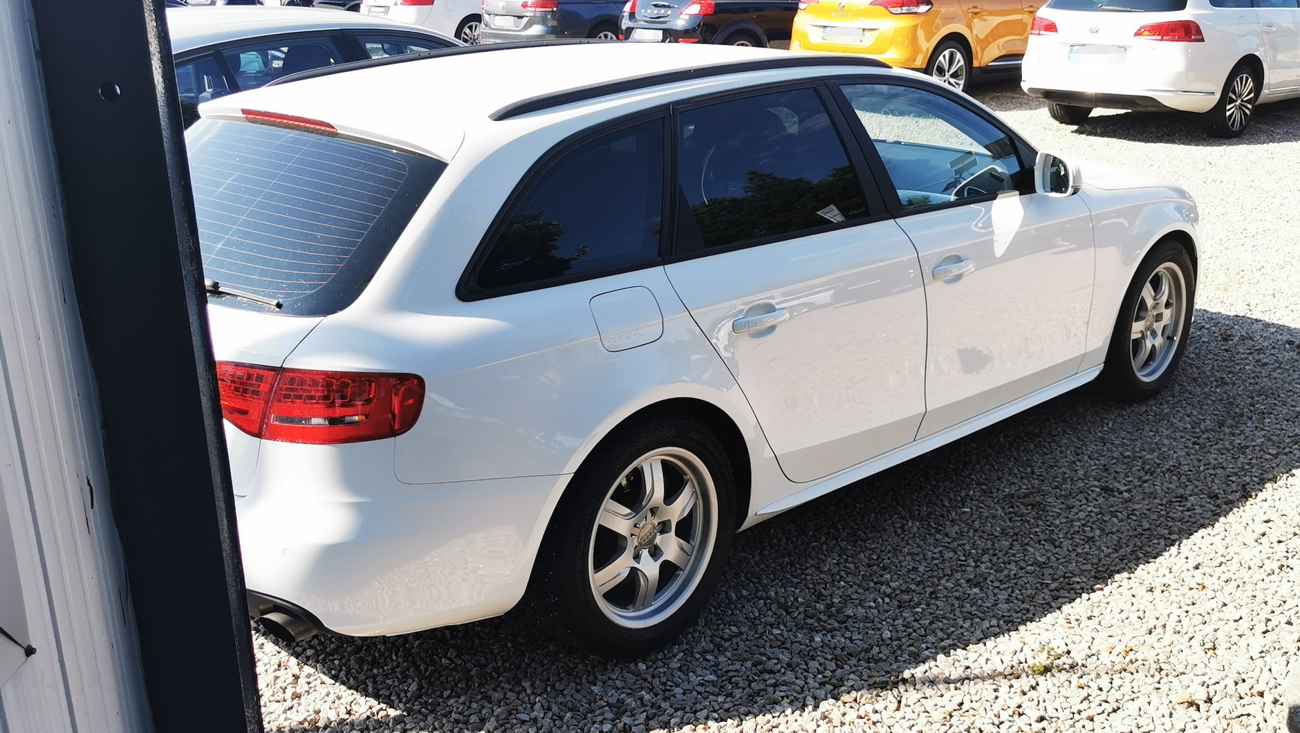 Białe Audi A4 Avant quattro sprowadzono ze Szwecji