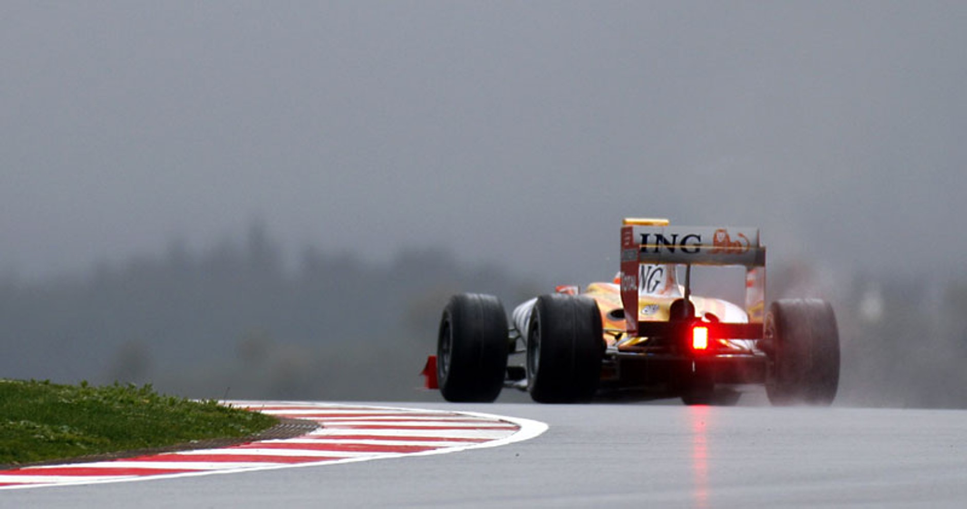 Formuła 1: prezentacja Renault - R29 z płetwą rekina (fotogaleria)