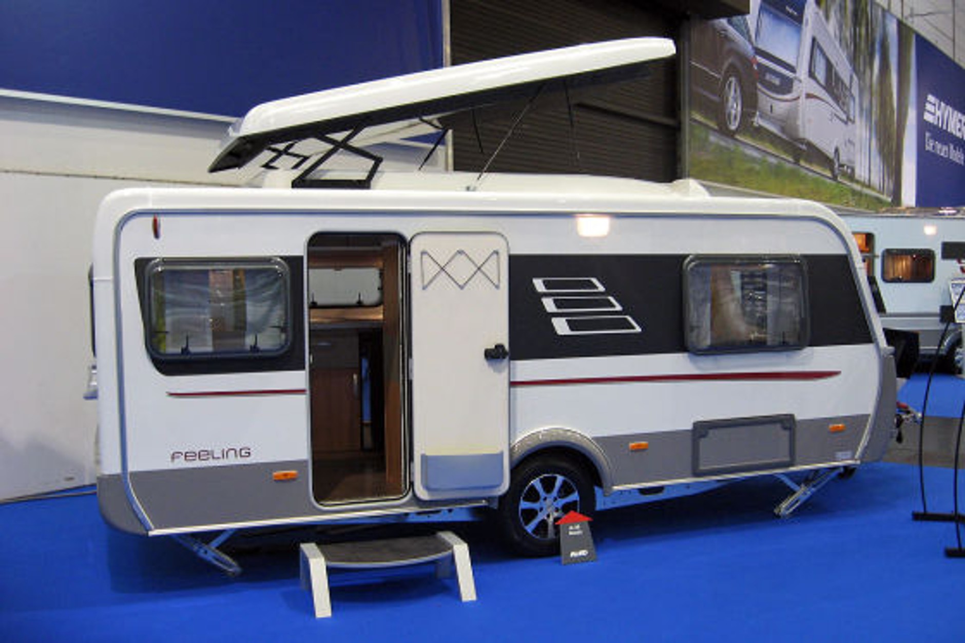 Hymer Feeling 470 ma 5,26 m długości i 2,12 m szerokości i posiada duży wysuwany dach. Wersja specjalna...