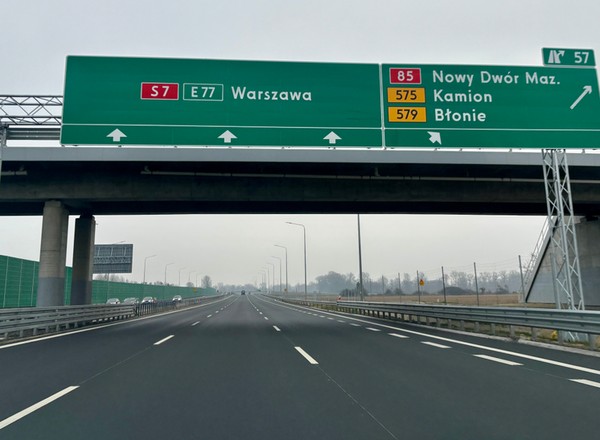 Jechałem nową ekspresową "siódemką" na północ od Warszawy. Ma po trzy pasy ruchu