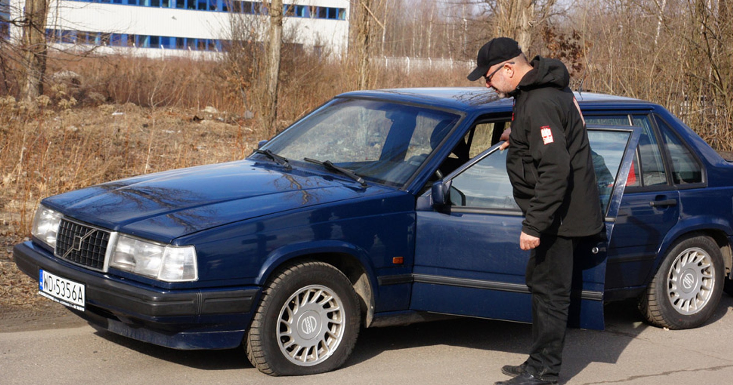 Jak bezpiecznie wymienić uszkodzone koło?