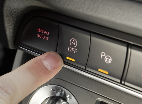 System start-stop to chyba jedna z najbardziej nielubianych funkcji w samochodach. Oszczędza paliwo, ale czy szkodzi silnikowi?