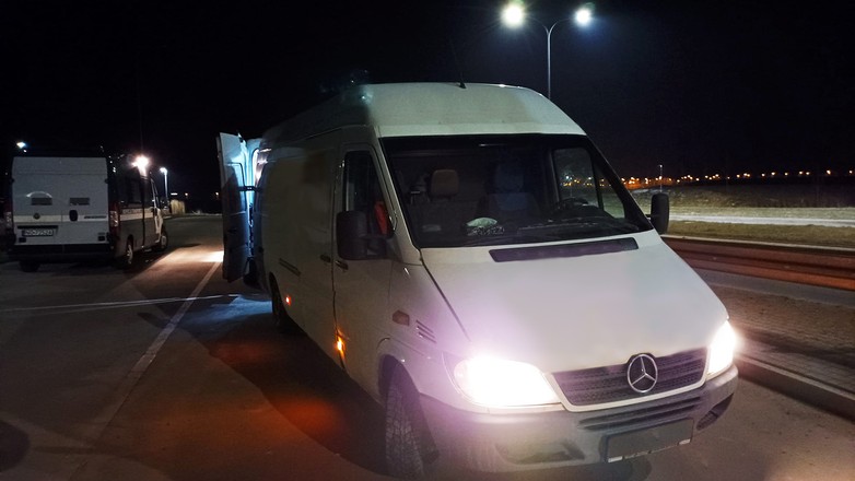Patrol ITD zatrzymał do kontroli dostawczego Mercedesa — pojazd był w fatalnym stanie technicznym