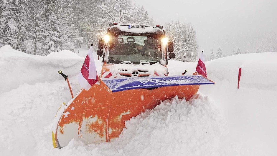 Unimog U437 Bawaria. Odśnieżanie tras prowadzących do wyciągów narciarskich.