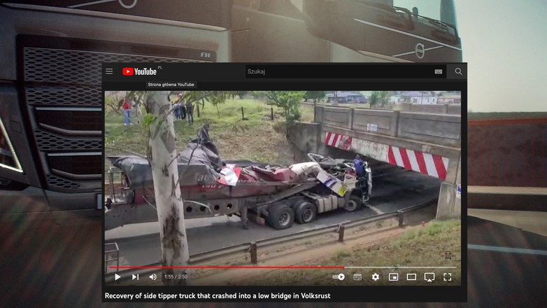 W RPA ciężarówka wbiła się pod wiadukt kolejowy