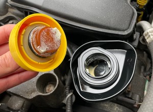 "Majonez" pod korkiem wlewu oleju. Wyjaśniamy, co oznacza
