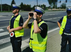 Typowy wakacyjny błąd może cię kosztować aż 30 tys. zł. Policjanci sprawdzają dmc