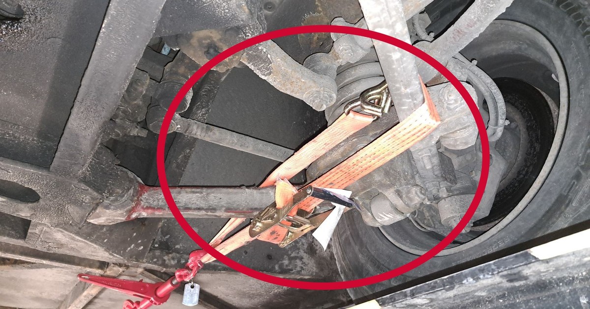 Jechał autokarem z urwaną półosią