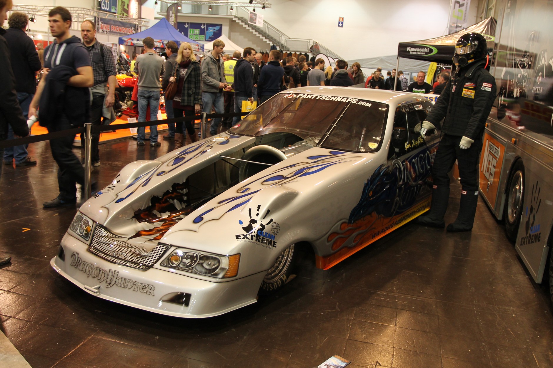 Essen Motor Show 2012 - zwariowane bolidy i szokujące dziewczyny