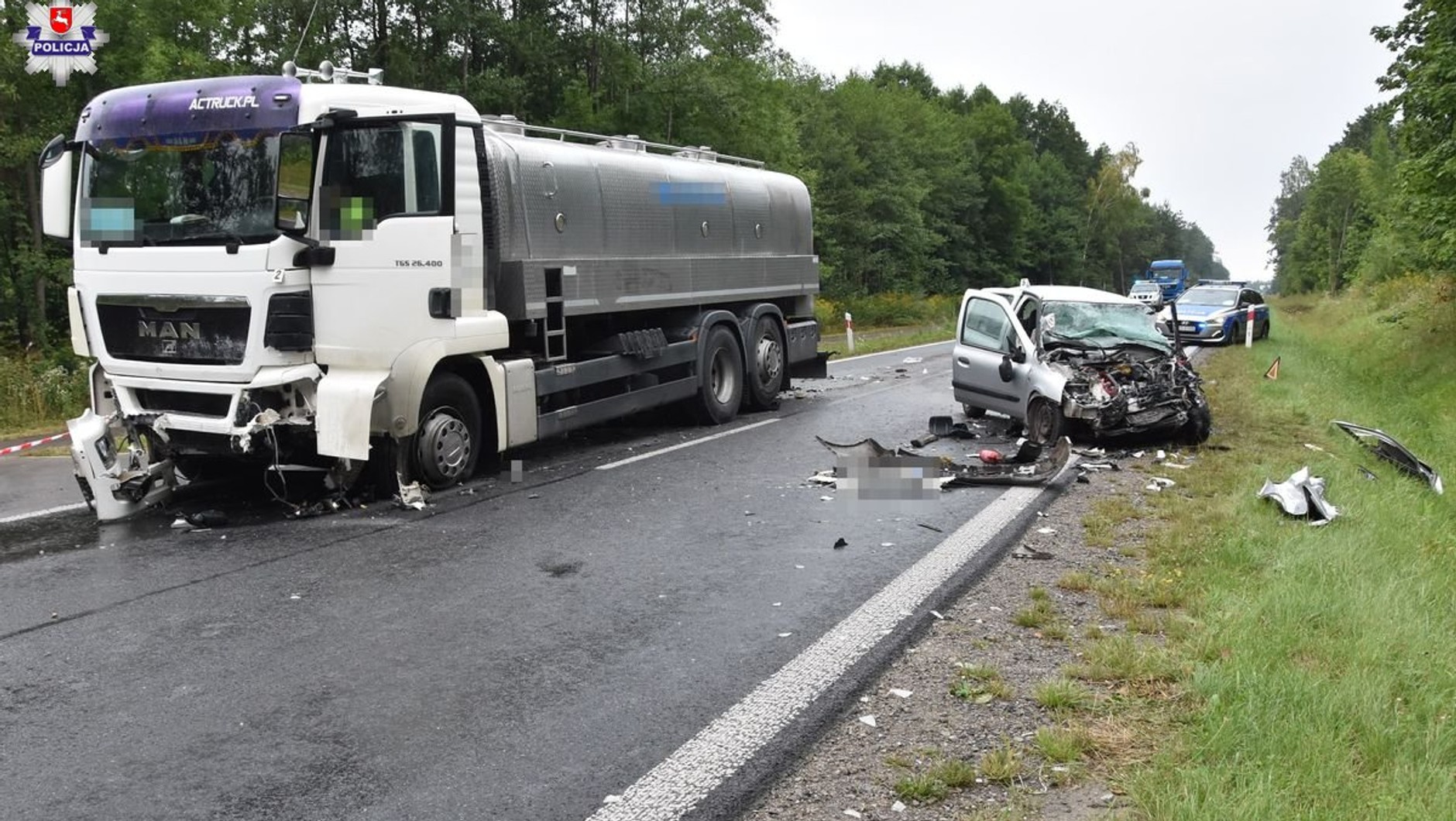 Kierowca Renault zderzył się czołowo z ciężarówką. Nie udało się go uratować