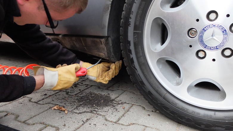 W przypadku starszych aut opłaca się zdjąć osłony progowe, usunąć spod nich zgromadzone błoto, liście, itp. Jeśli znajdziemy pod osłonami ogniska korozji, a jest to bardzo prawdopodobne, należy je odpowiednio zabezpieczyć