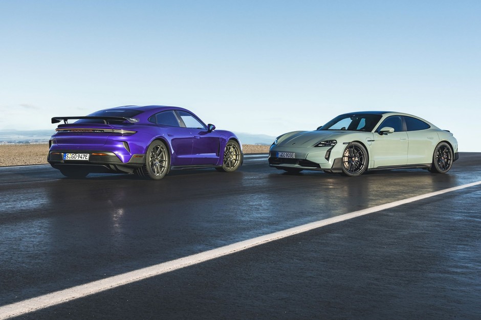 Porsche Taycan Turbo GT z pakietem (po lewej) i bez niego (po prawej)