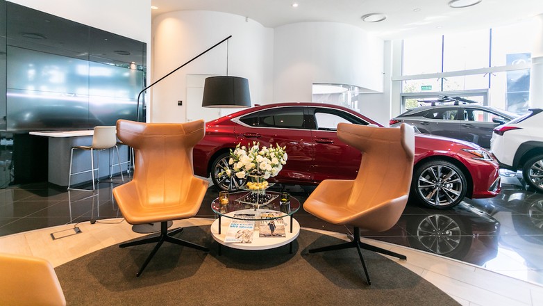 Wielki Test Salonów – Lexus