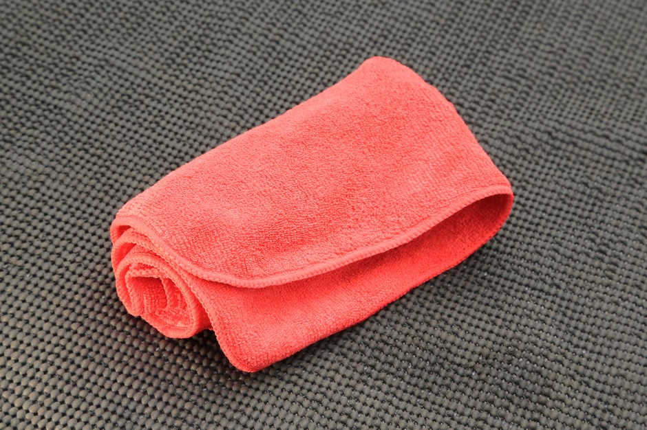 Nakładanie powłoki ceramicznej krok po kroku: niezbędne będą czyste, najlepiej nowe, szmatki z mikrofibry