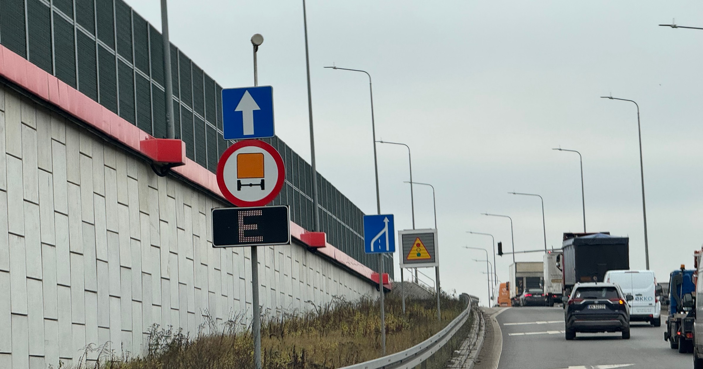 Tablica z literą E przed tunelem Południowej Obwodnicy Warszawy