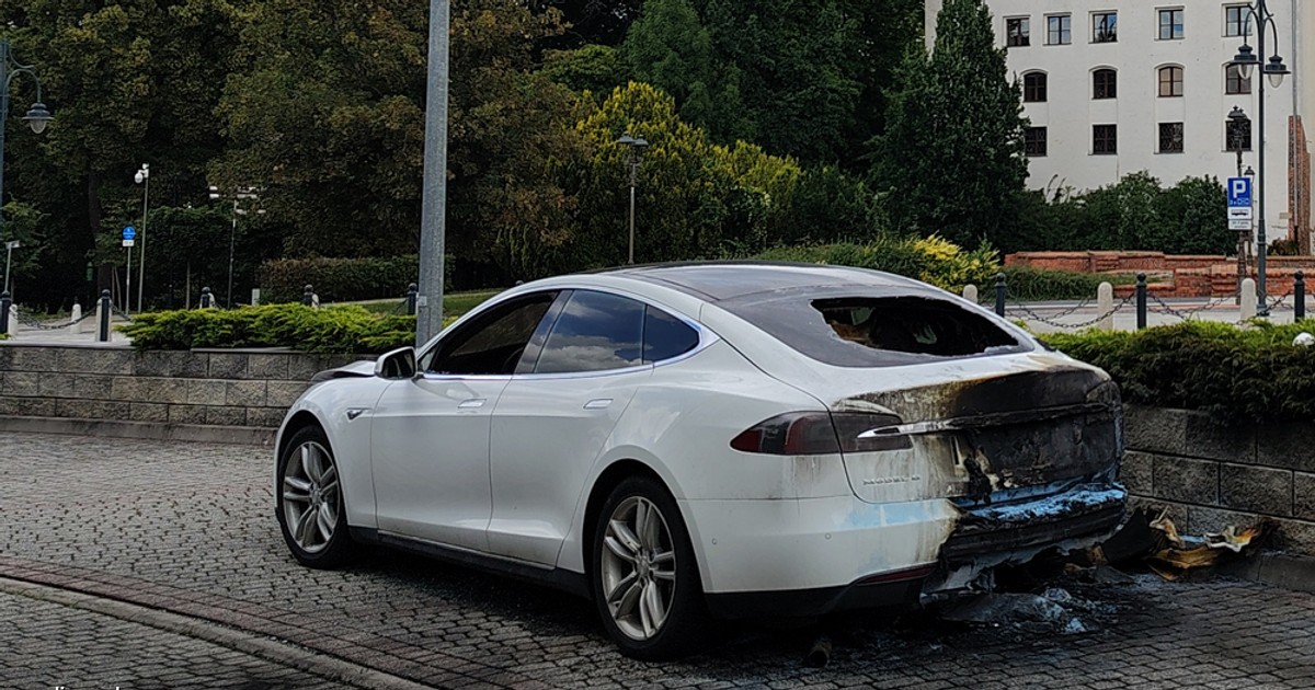 Podpalona Tesla w Brzegu