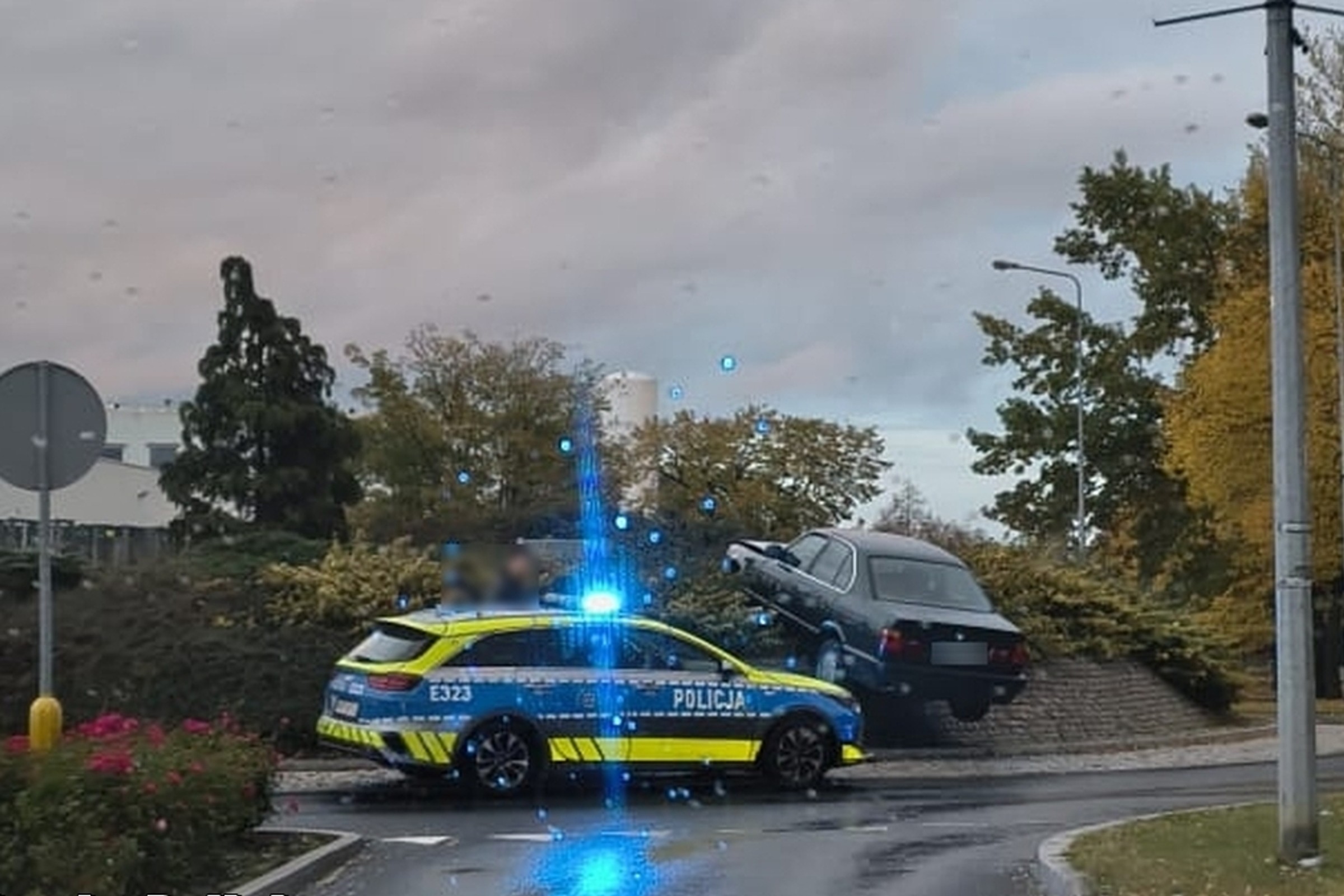 "Przepraszam, tu nie można parkować!". BMW wylądowało na środku ronda w Nowej Soli