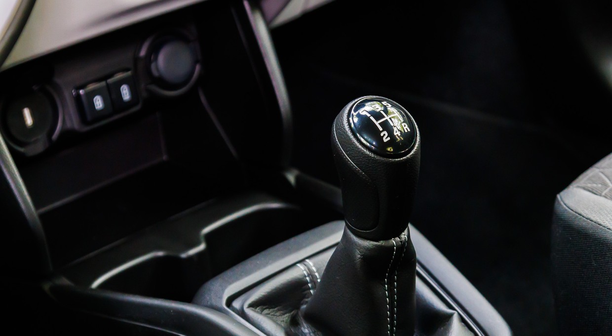 Codzienne nawyki mogą zniszczyć skrzynię biegów. Te czynności robimy automatycznie, a nie powinniśmy