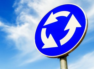Wolno zjechać z ronda lewym pasem? Przepisy są jednoznaczne