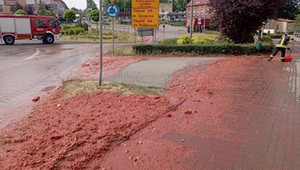 Rondo w Czaplinku pokryła czerwona maź. Z naczepy odpięło się zabezpieczenie