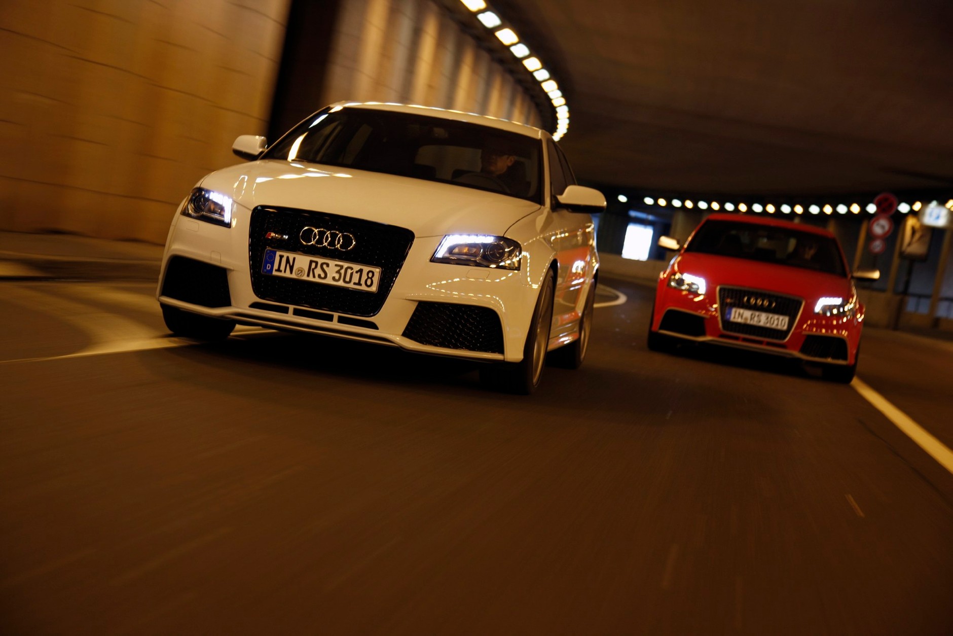 Tunel, a w nim auta ze światłami do jazdy dziennej (błąd!)