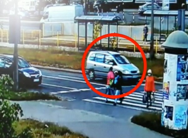 Przejeżdżali między pieszymi na pasach; wszystko nagrał monitoring