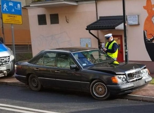 Wjechał Mercedesem w radiowóz policji. Dużo go to będzie kosztowało