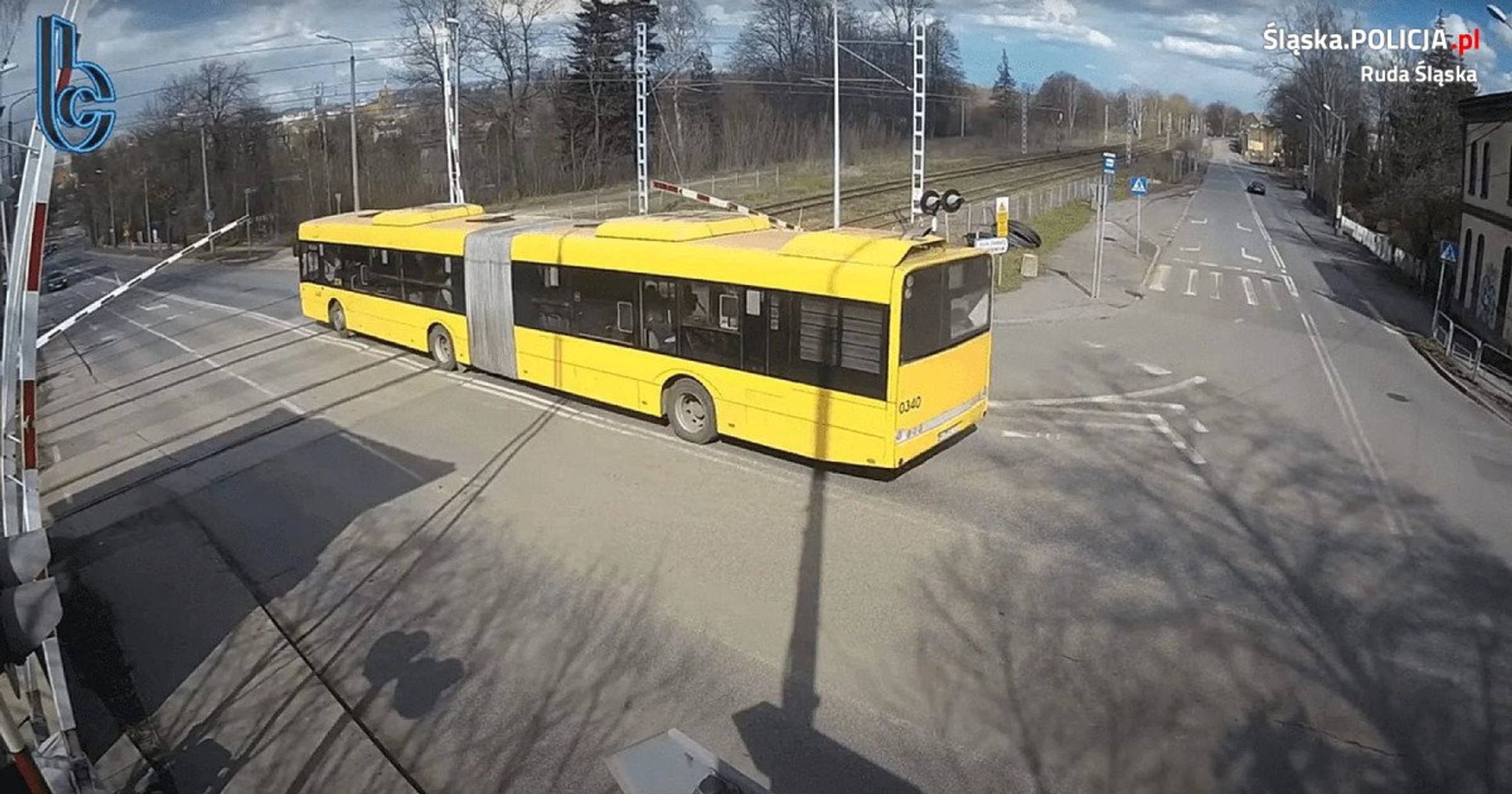 Autobusem miejskim wjechał na przejazd kolejowy