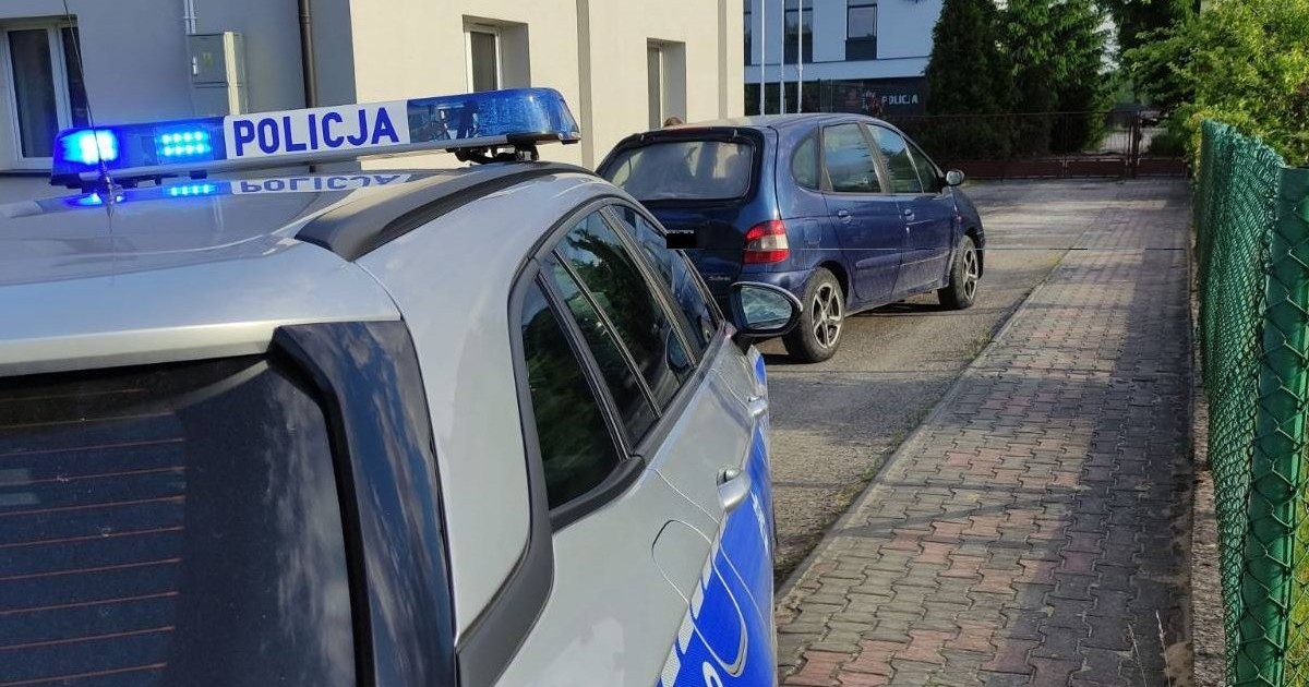 Mężczyzna przyjechał na policję samochodem Renault Scenic