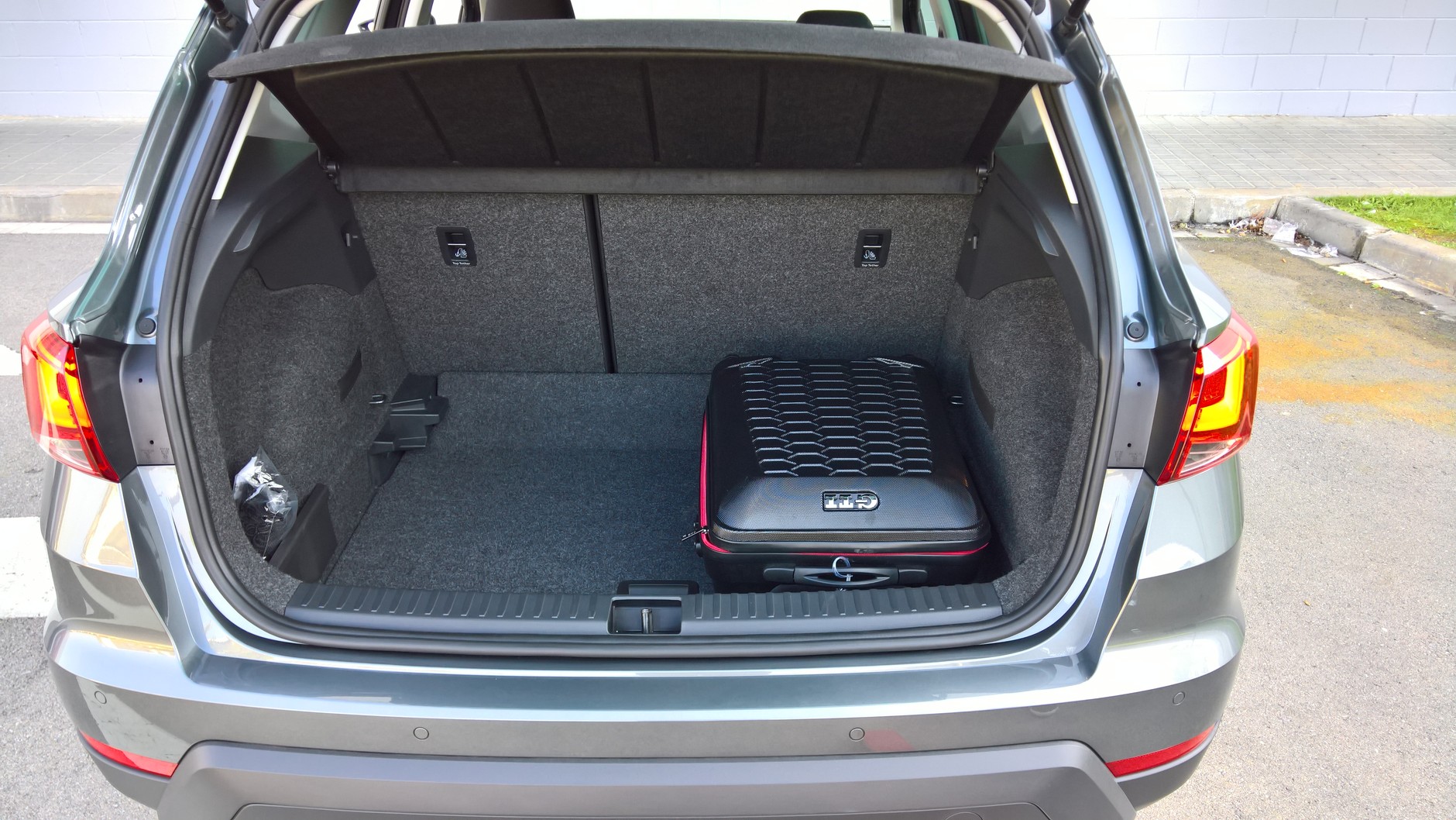 Bagażnik o pojemności 400 l jest bardzo pojemny i ustawny. Jest większy nawet od tego w Leonie. Seat Arona