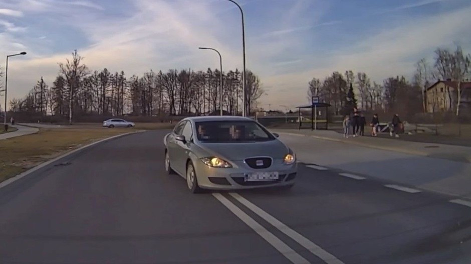 O mało nie potrącił na przejściu rodziny z dwójką małych dzieci. Szuka go policja