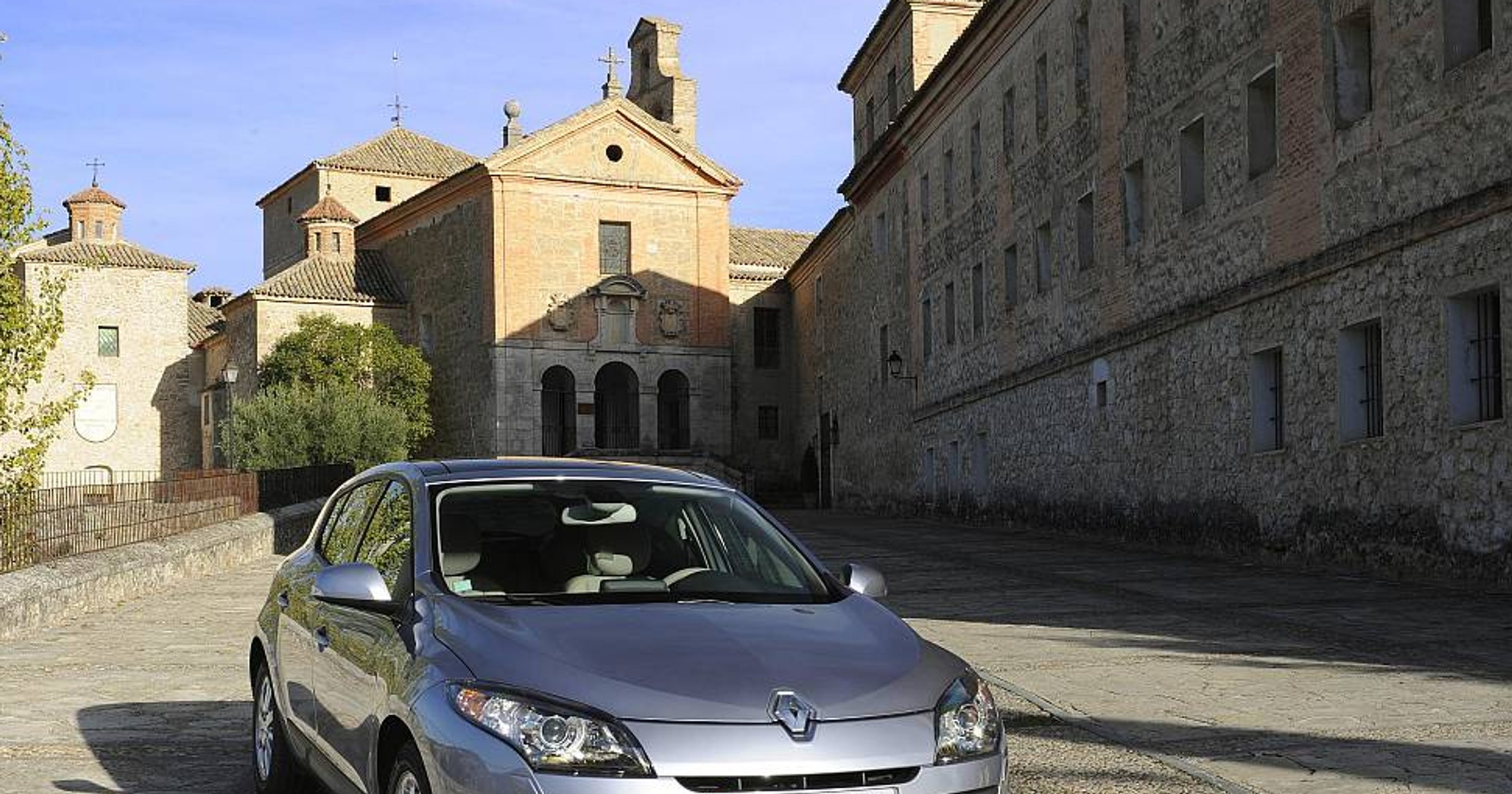 Renault Megane spodobał się klientom - podsumowanie lipcowej sprzedaży grupy Renault