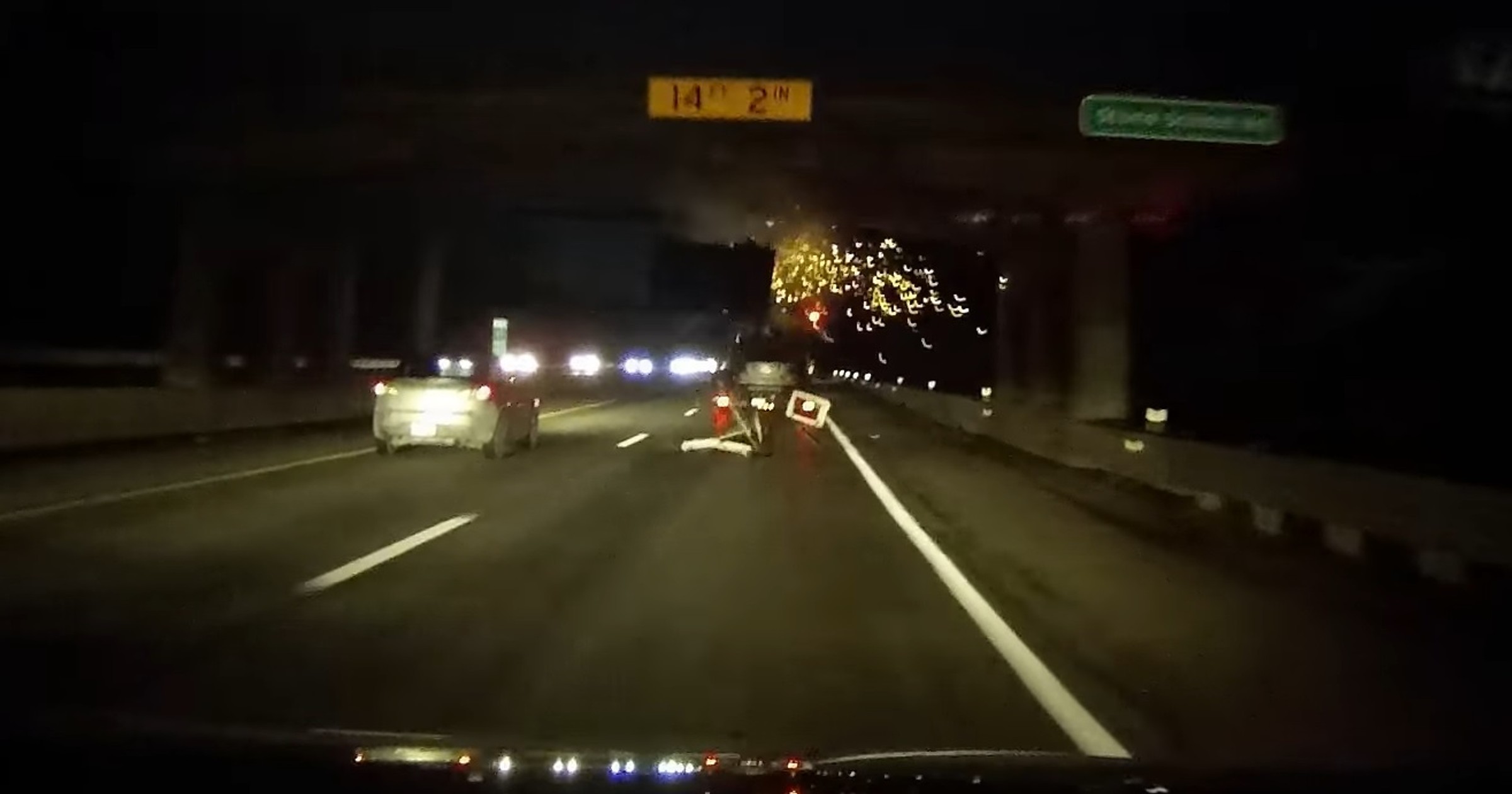 Jeep Wrangler w sekundę stracił dach. Przegrał z wiaduktem
