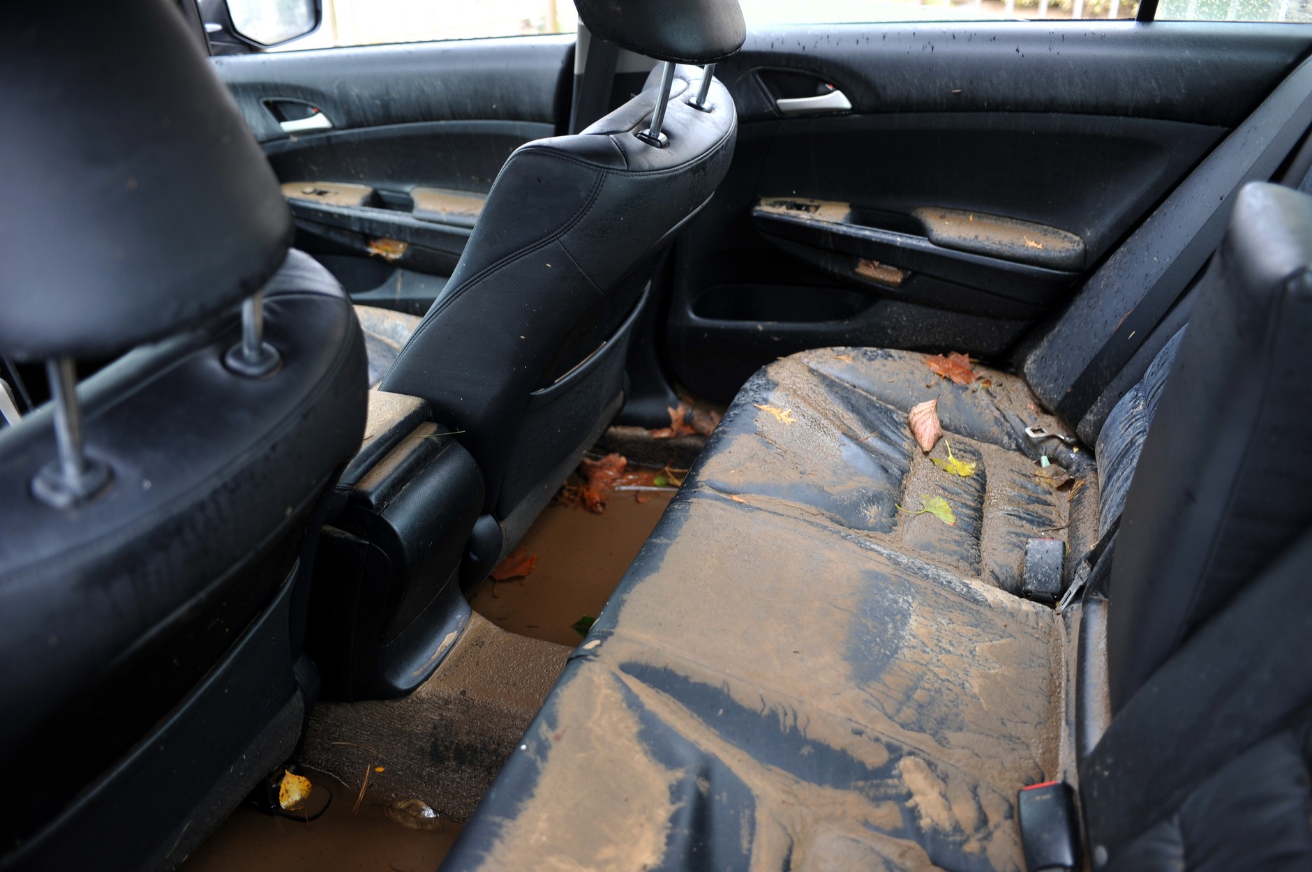 Auto po powodzi: tapicerkę da się osuszyć, ale mechanika i elektronika mogą być nie do odratowania. 