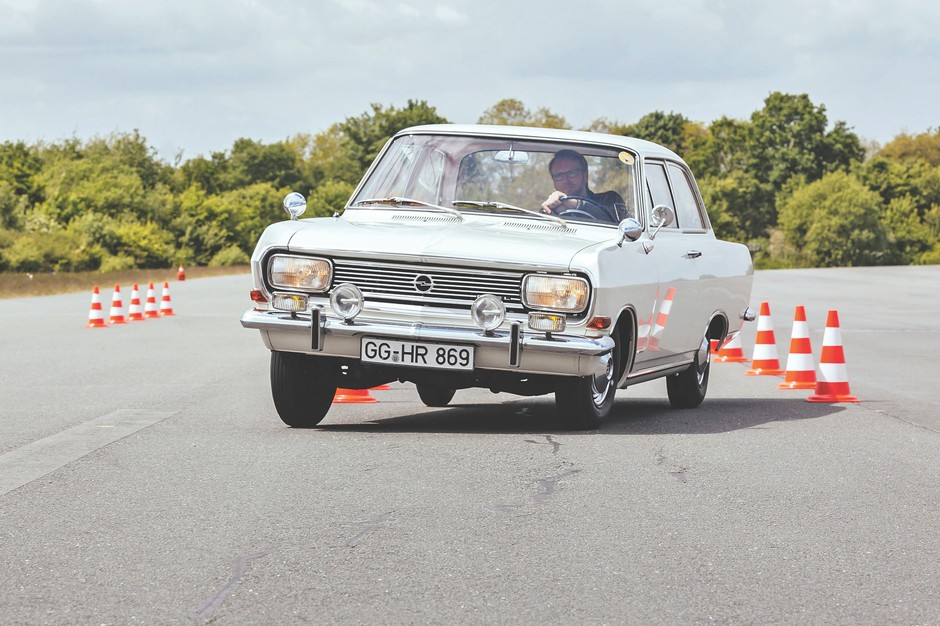 Opel jest reprezentacyjnym 
i niezawodnym autem. 
Żeby było widać, 
że pod maską pracuje nowy silnik, Rekord B otrzymał zmieniony przód. Reszta pozostała po staremu.