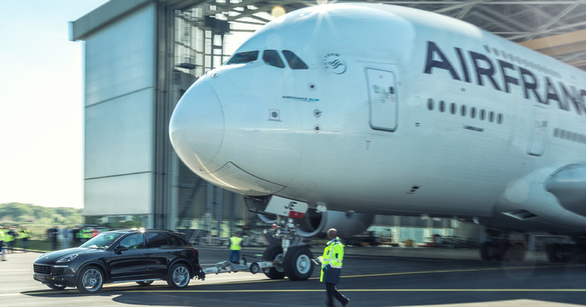Porsche Cayenne ciągnie Airbusa A380