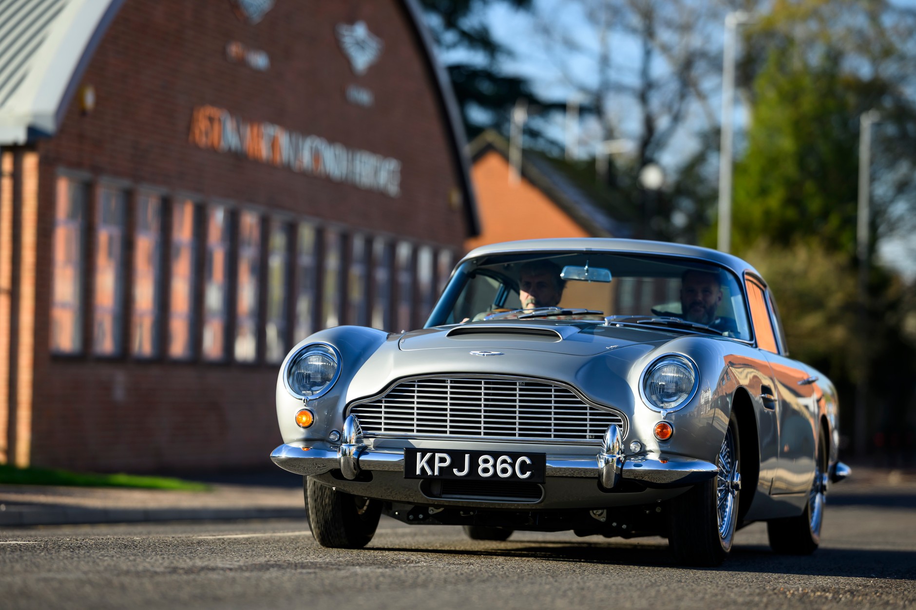 Aston Martin DB5 Vantage z 1965 r. wyremontowany po 45-letnim postoju na dworze