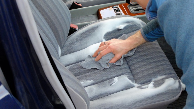 Czyszczenie tapicerki raz w roku to wcale nie przesada. Jasne materiały trzeba czyścić częściej