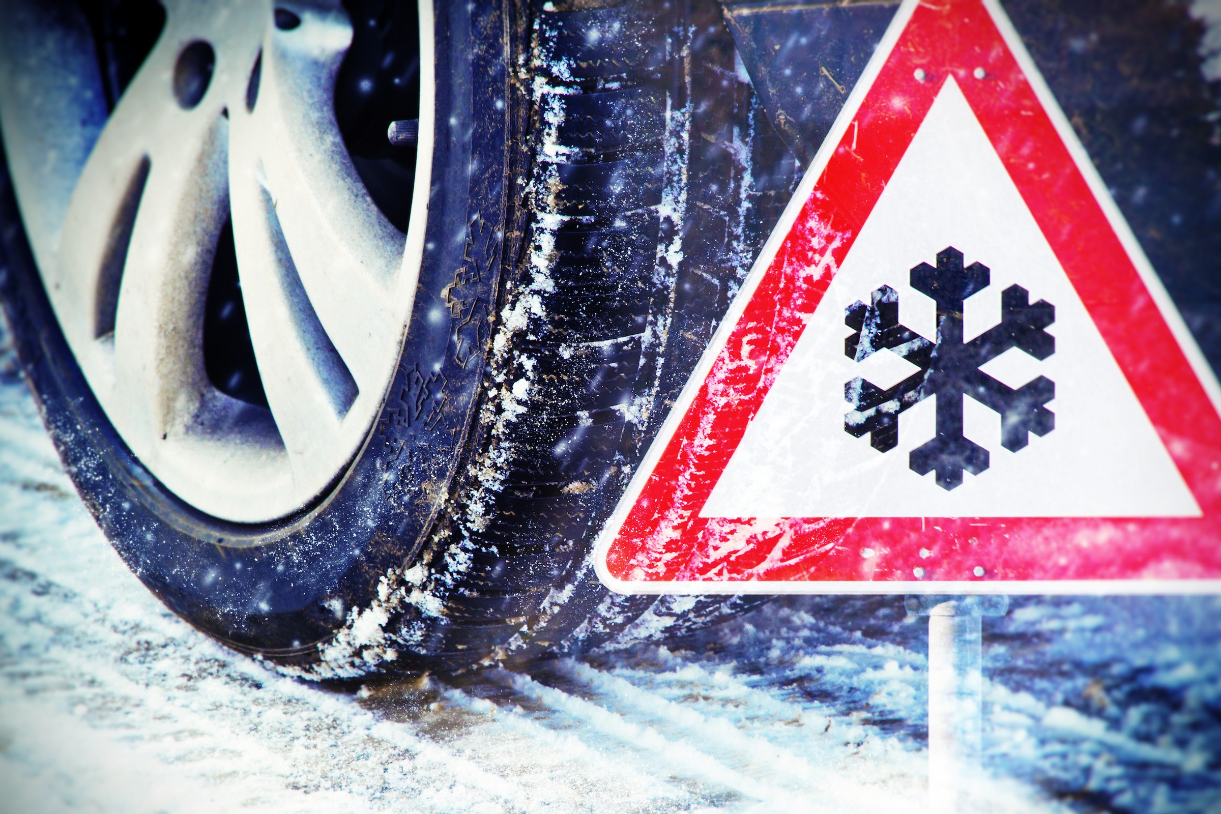 Jedziesz na narty? Sprawdź opony. W wielu krajach zimówki sa obowiązkowe, a mandaty srogie