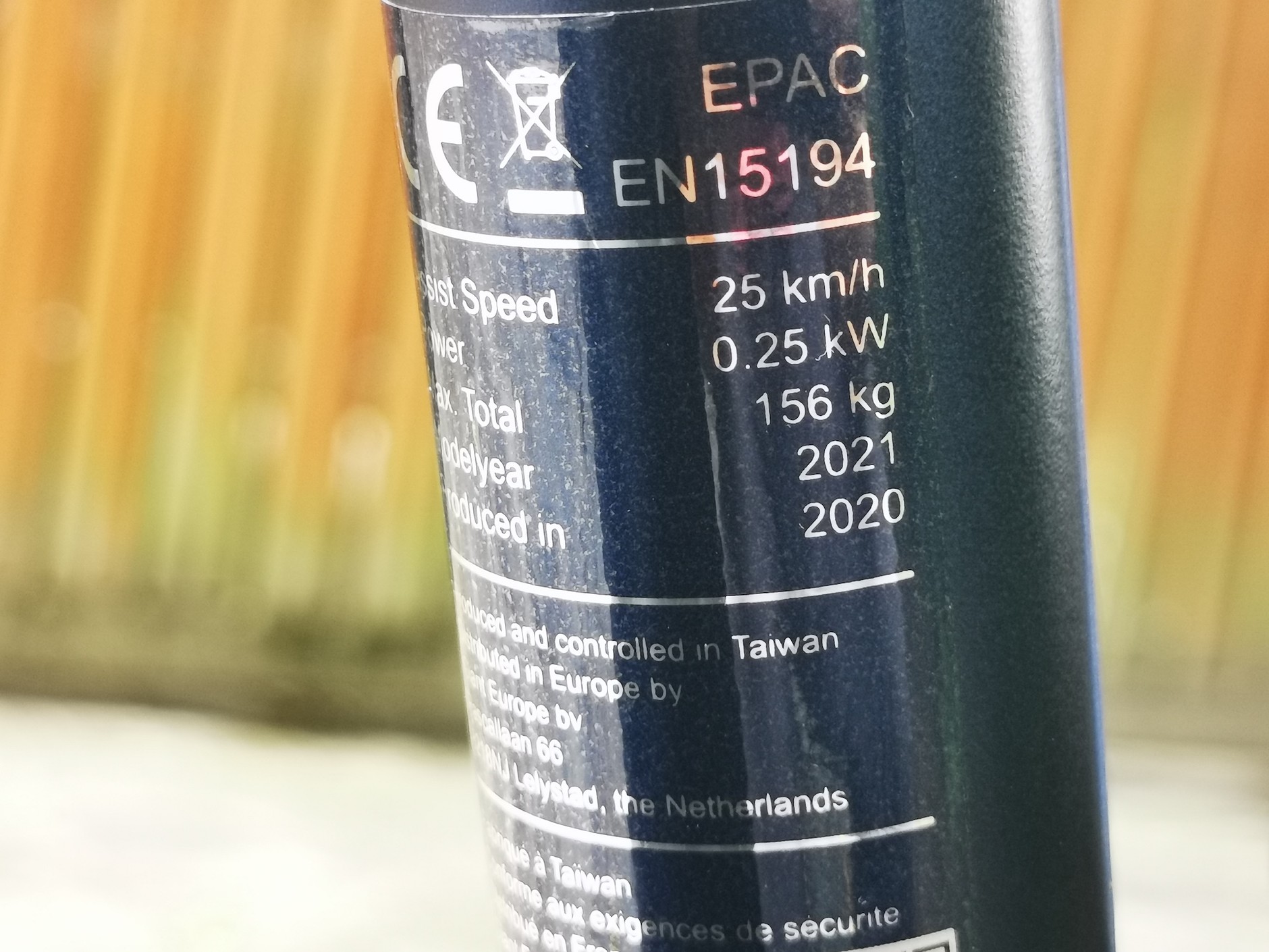 Giant Explore E+ 2: tabliczka znamionowa. W Polsce jej obecność nikogo nie interesuje, w wielu krajach od wpisów na niej zależy, czy pojazdem można jeździć po drogach dla rowerów