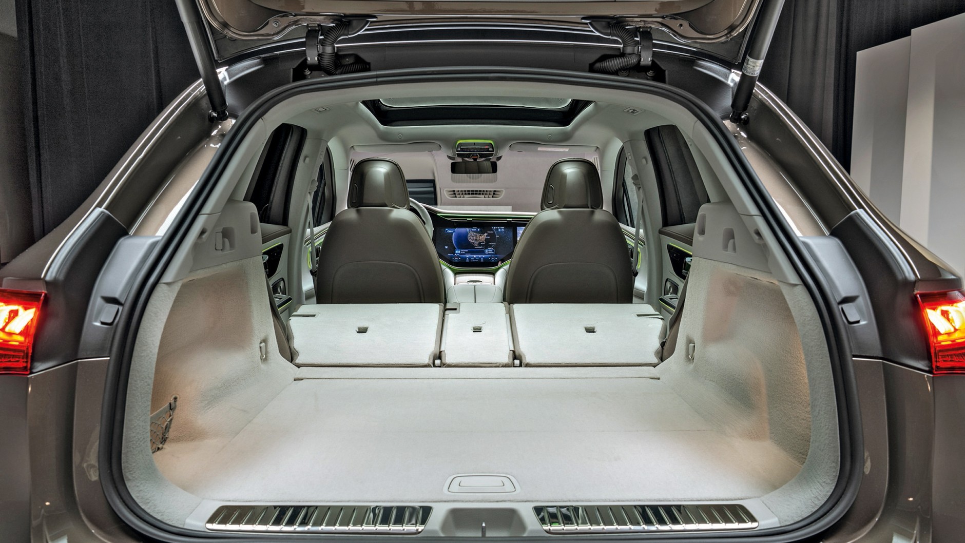 Mercedes EQE SUV ma kanapę dzieloną na trzy części i bagażnik pojemności 520-1675 l