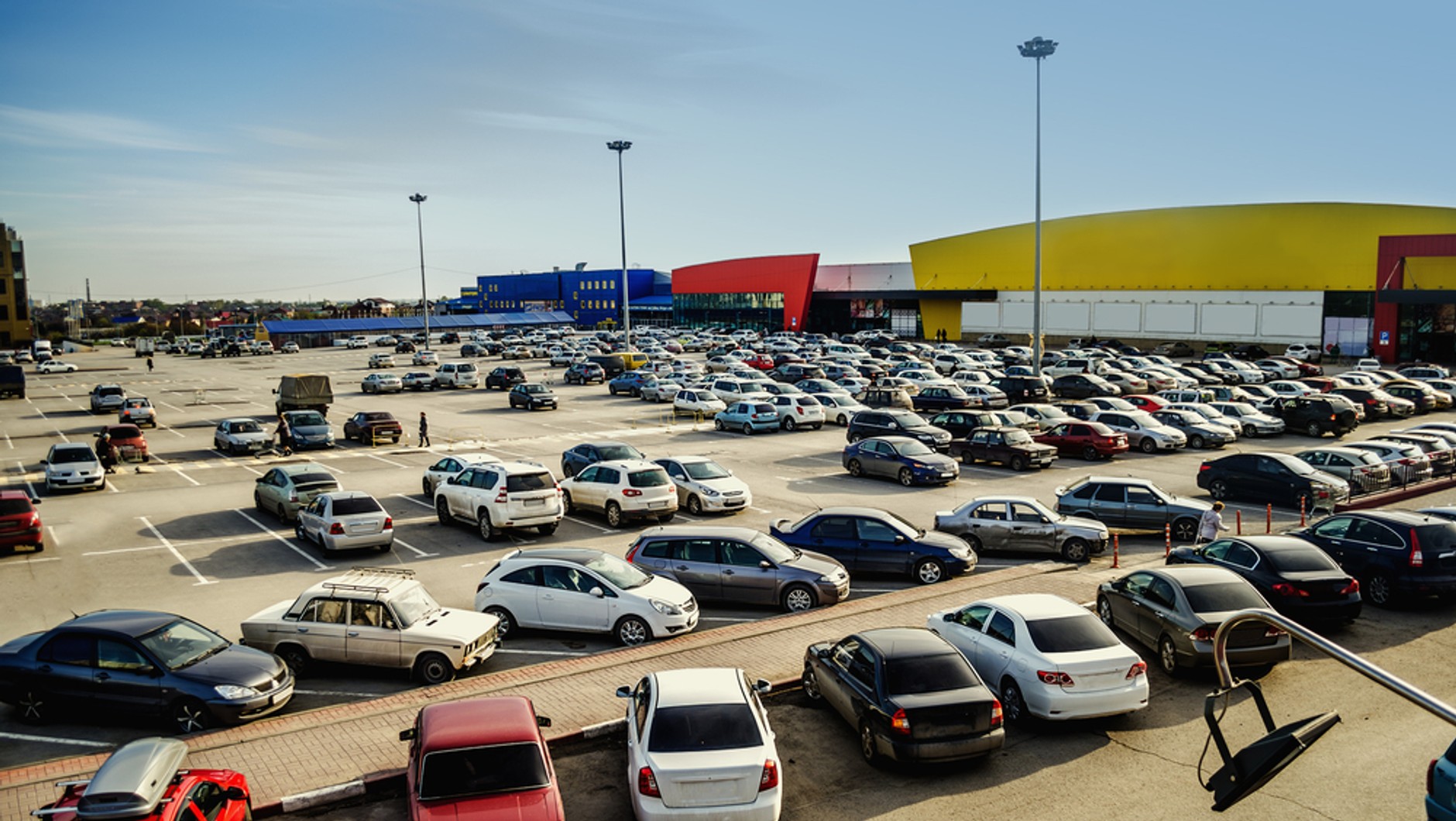 Parking przed supermarketem to świetne miejsce dla złodziei, którzy tylko czekają na nasze roztargnienie