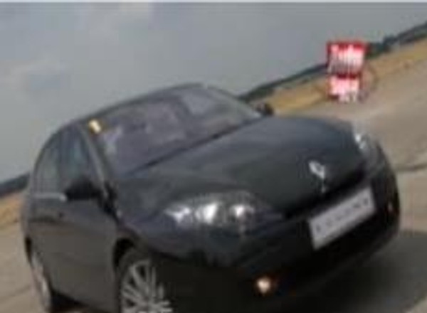 Renault Laguna GT skręca również tyłem