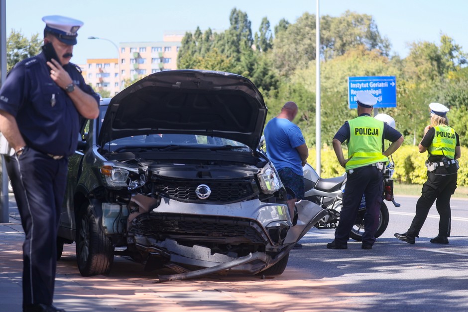 Samochód wjechał w przystanek na warszawskim Mokotowie. Dwie osoby nie żyją